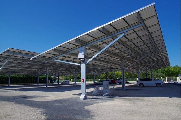 Ombrières photovoltaïques sur parking d'entreprise en Normandie